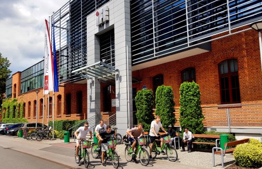 widok na budynek IFE i studentów na rowerach