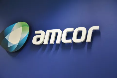 logo Amcor w sali